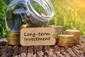 What Drives Long-Term Investment Themes Like AI, Green Energy, and Tech